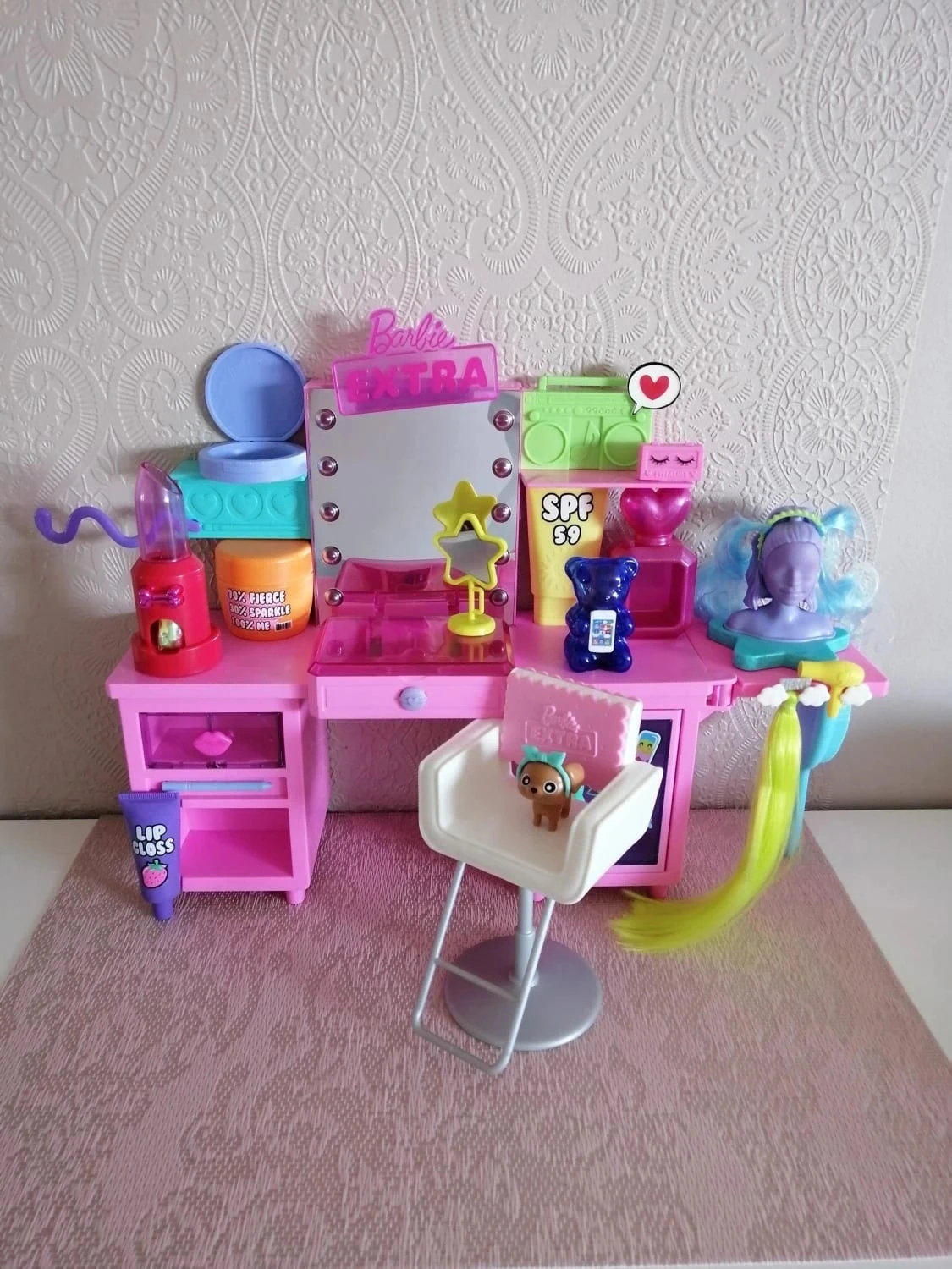 Barbie Extra : Coiffeuse avec quelques accessoires
